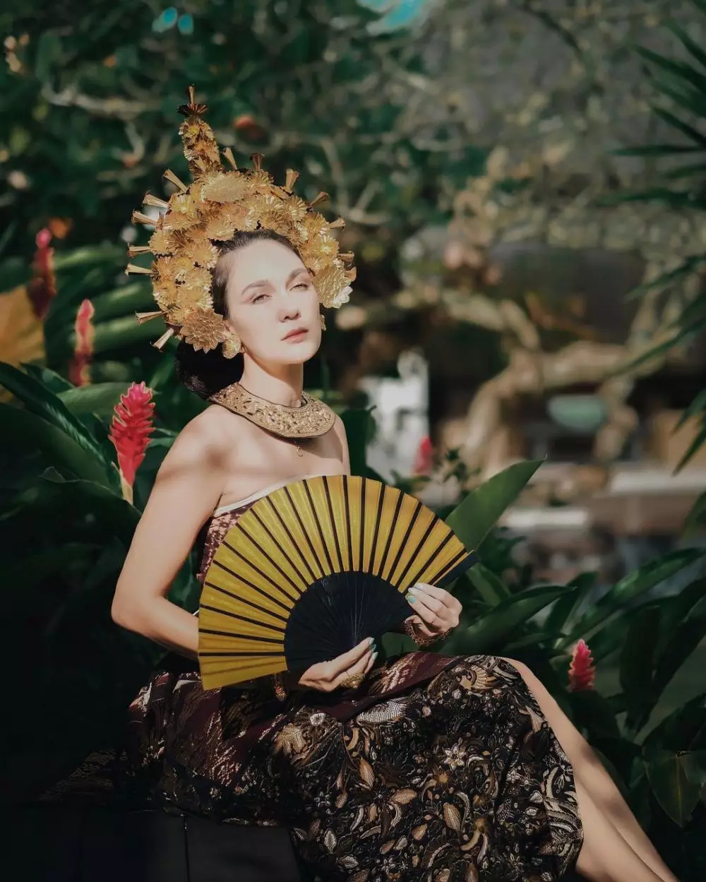 Model catwalk pakai baju adat Bali © 2021 brilio.net Model catwalk pakai baju adat Bali © 2021 brilio.net