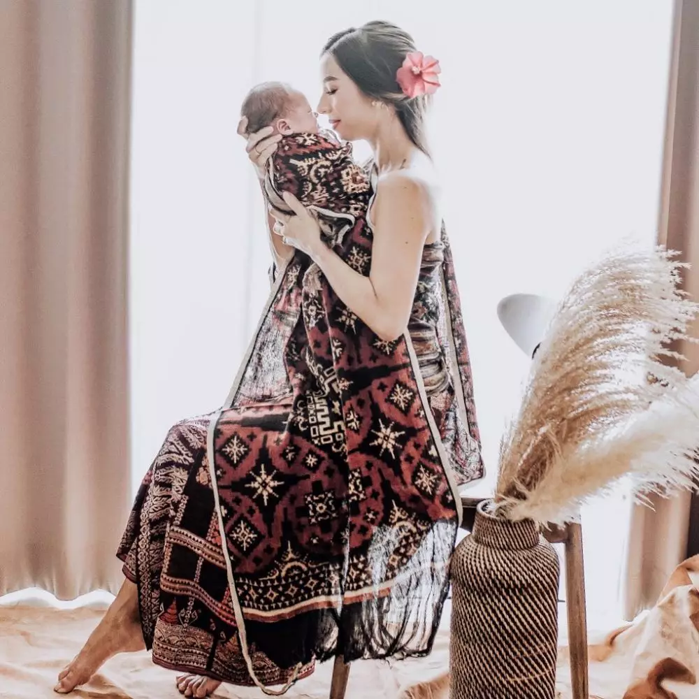 Model catwalk pakai baju adat Bali © 2021 brilio.net Model catwalk pakai baju adat Bali © 2021 brilio.net