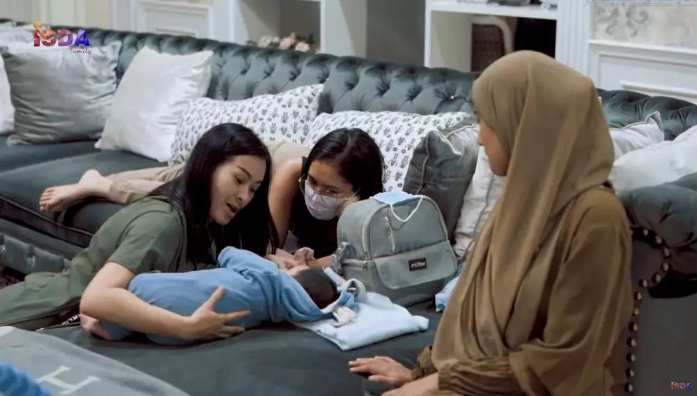 Iis Dahlia momong anak © YouTube Iis Dahlia momong anak © YouTube