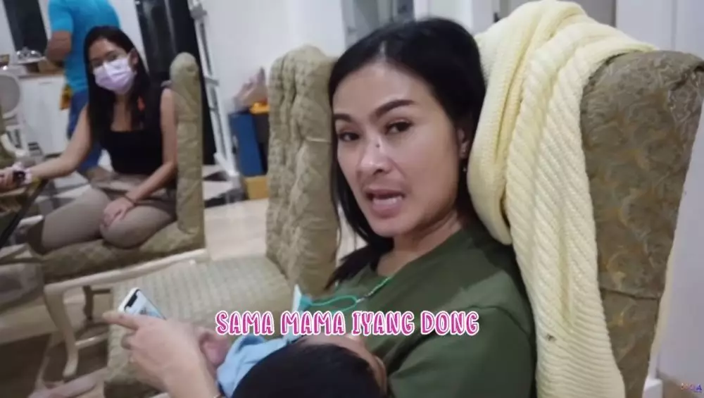 Iis Dahlia momong anak © YouTube Iis Dahlia momong anak © YouTube
