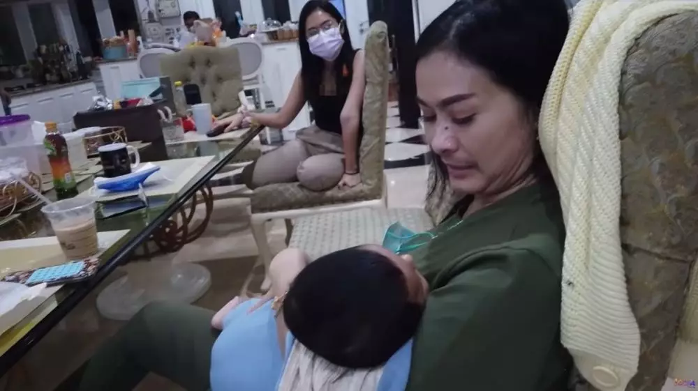 Iis Dahlia momong anak © YouTube Iis Dahlia momong anak © YouTube