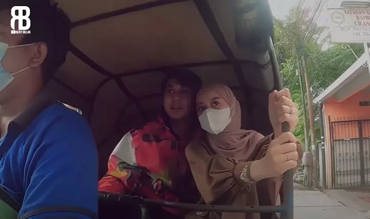 Momen Rizky Billar beri hadiah ultah Lesty Kejora © YouTube/Rizky Billar Momen Rizky Billar beri hadiah ultah Lesty Kejora © YouTube/Rizky Billar