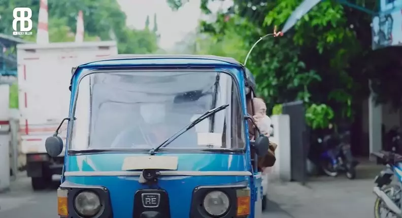 Momen Rizky Billar beri hadiah ultah Lesty Kejora © YouTube/Rizky Billar Momen Rizky Billar beri hadiah ultah Lesty Kejora © YouTube/Rizky Billar