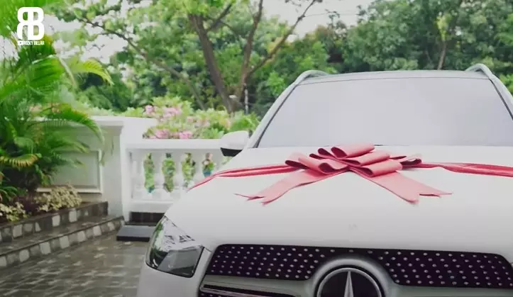 Momen Rizky Billar beri hadiah ultah Lesty Kejora © YouTube/Rizky Billar Momen Rizky Billar beri hadiah ultah Lesty Kejora © YouTube/Rizky Billar