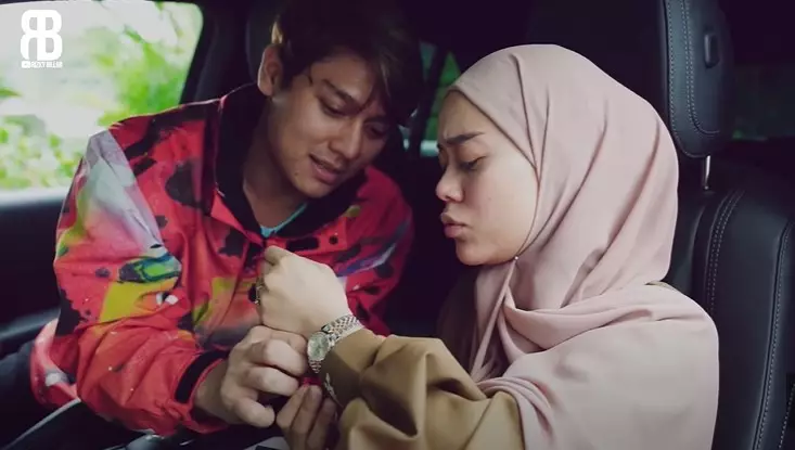 Momen Rizky Billar beri hadiah ultah Lesty Kejora © YouTube/Rizky Billar Momen Rizky Billar beri hadiah ultah Lesty Kejora © YouTube/Rizky Billar