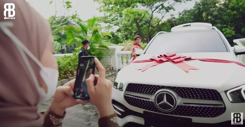 Momen Rizky Billar beri hadiah ultah Lesty Kejora © YouTube/Rizky Billar Momen Rizky Billar beri hadiah ultah Lesty Kejora © YouTube/Rizky Billar