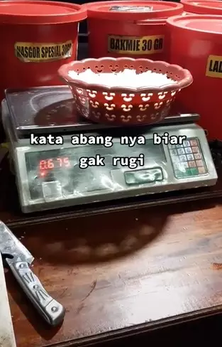 Cara unik penjual nasi goreng takar nasi © TikTok/@bangreceh Cara unik penjual nasi goreng takar nasi © TikTok/@bangreceh