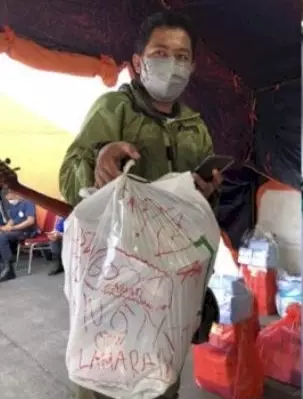 pria lamar kekasih yang sedang isolasi di kapal apung © 2021 brilio.net pria lamar kekasih yang sedang isolasi di kapal apung © 2021 brilio.net