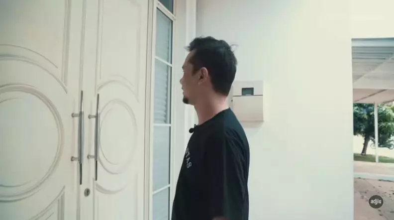 Potret rumah Bintang Emon © YouTube/adjisdoaibu