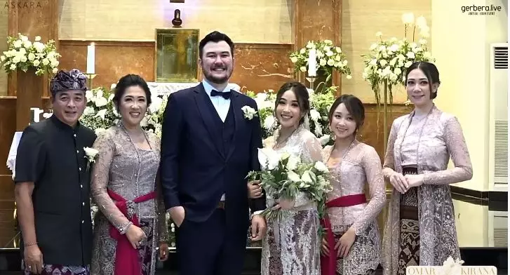 momen dita karang di pernikahan kakak © berbagai sumber