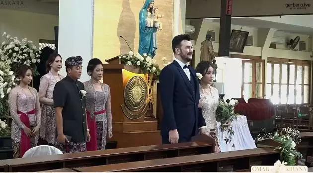 momen dita karang di pernikahan kakak © berbagai sumber