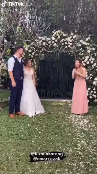 momen dita karang di pernikahan kakak © berbagai sumber