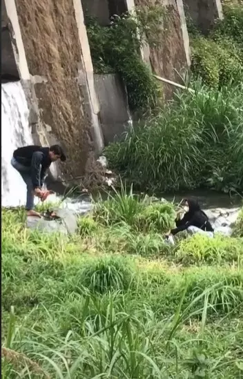 iPhone jatuh dari jembatan © TikTok iPhone jatuh dari jembatan © TikTok