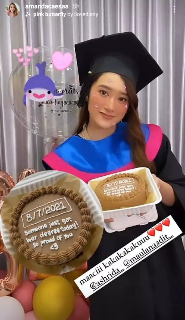 Momen wisuda Amanda Caesa © berbagai sumber Momen wisuda Amanda Caesa © berbagai sumber