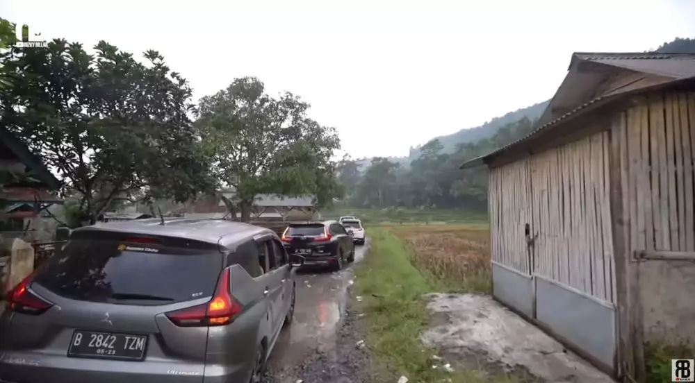 Billar ke kampung halaman Lesty © YouTube