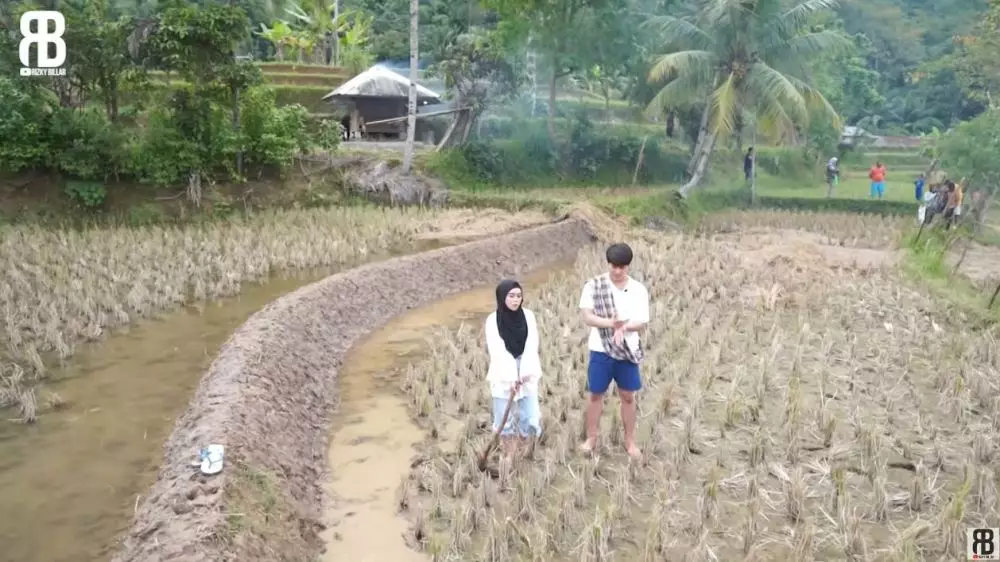 Billar ke kampung halaman Lesty © YouTube