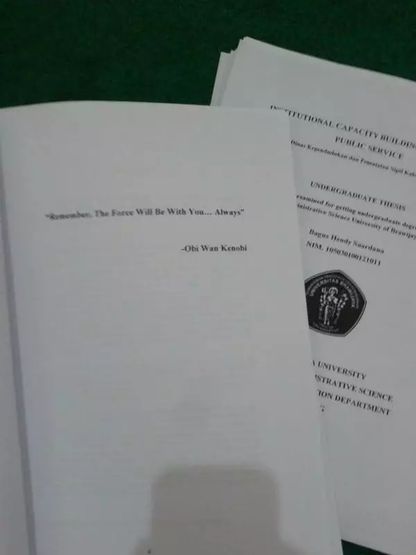 Tulisan di halaman motto skripsi © berbagai sumber Tulisan di halaman motto skripsi © berbagai sumber