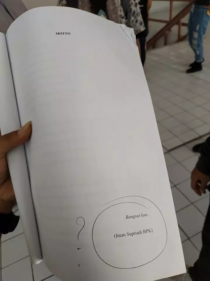 Tulisan di halaman motto skripsi © berbagai sumber Tulisan di halaman motto skripsi © berbagai sumber