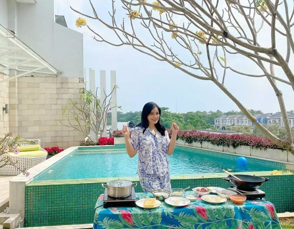 Potret rooftop pesinetron cantik dari berbagai sumber