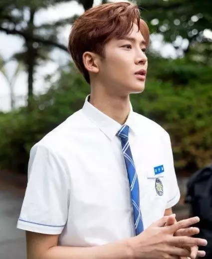 Potret transformasi Rowoon dari berbagai sumber