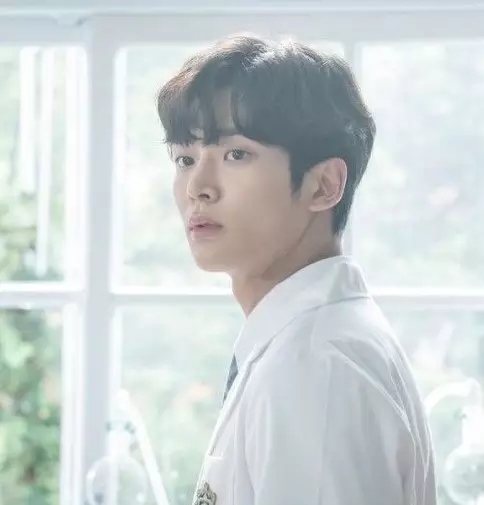 Potret transformasi Rowoon dari berbagai sumber