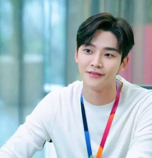 Potret transformasi Rowoon dari berbagai sumber