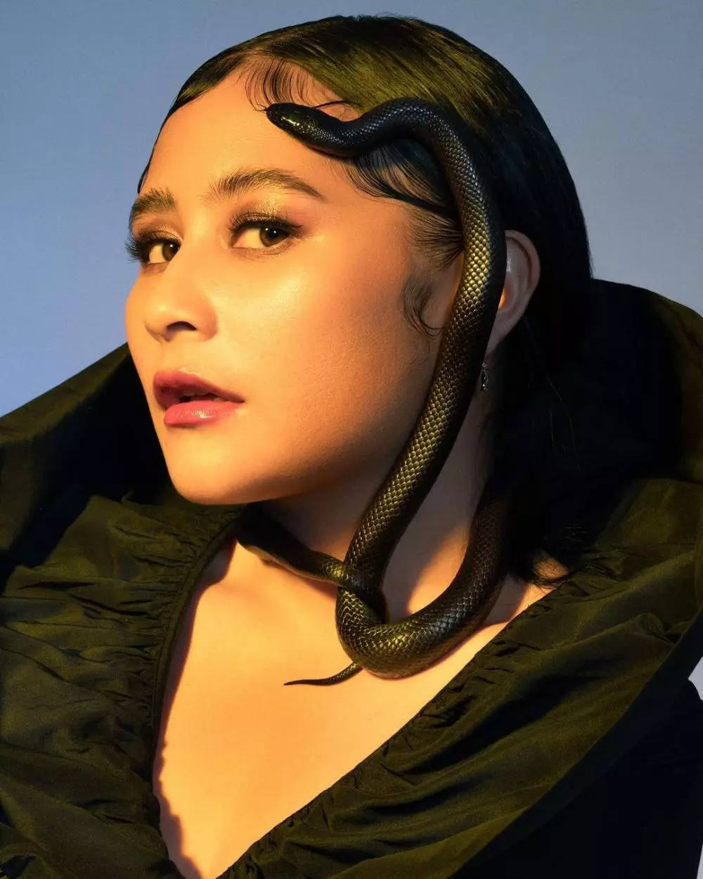 pemotretan prilly latuconsina dengan ular © instagram