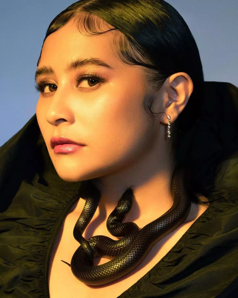 pemotretan prilly latuconsina dengan ular © instagram