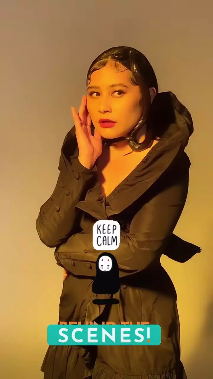 pemotretan prilly latuconsina dengan ular © instagram