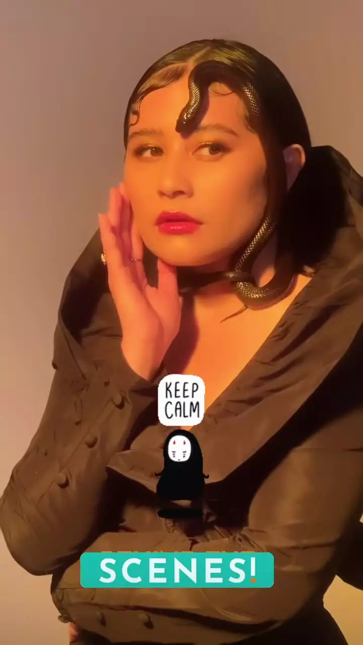 pemotretan prilly latuconsina dengan ular © instagram