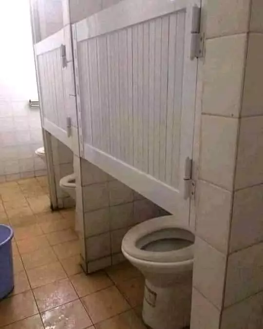 salah ukur pintu absurd © 2021 berbagai sumber