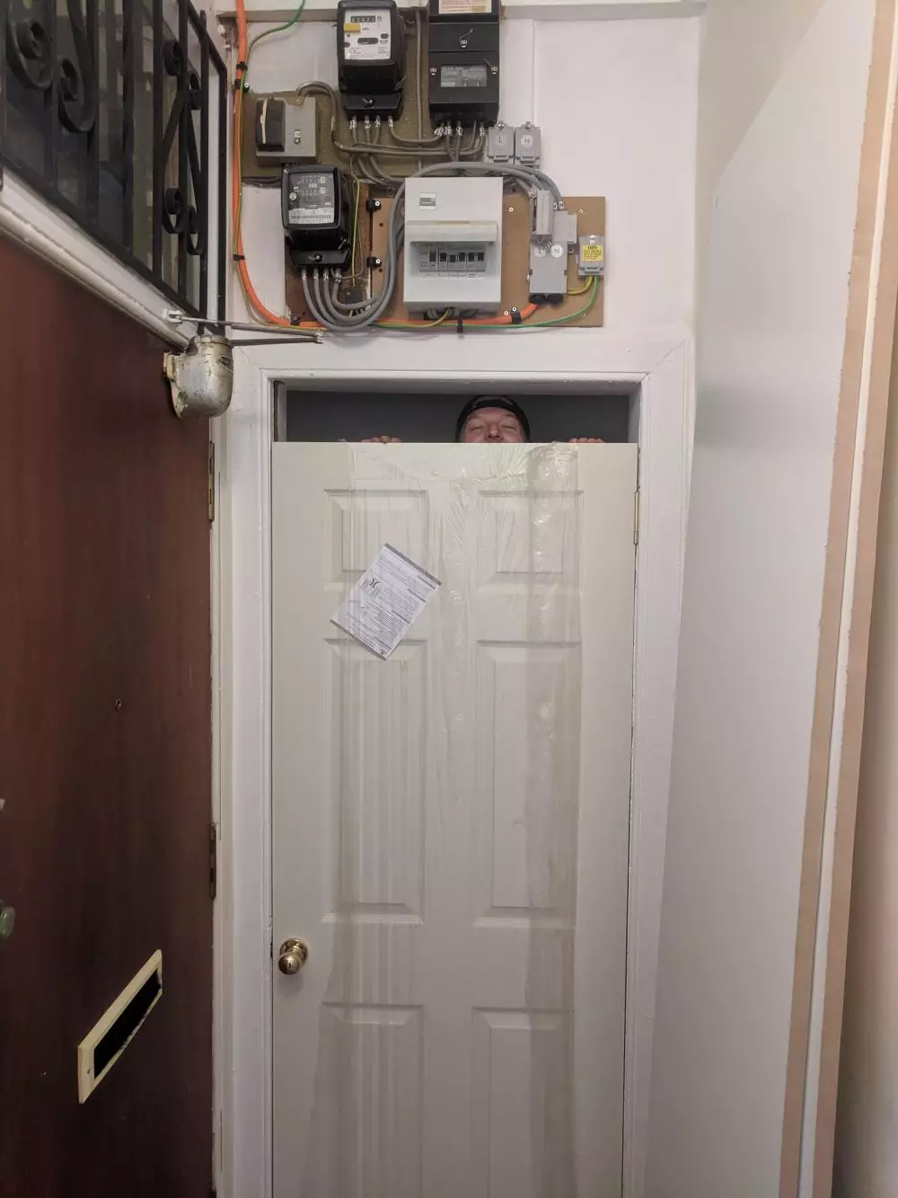 salah ukur pintu absurd © 2021 berbagai sumber