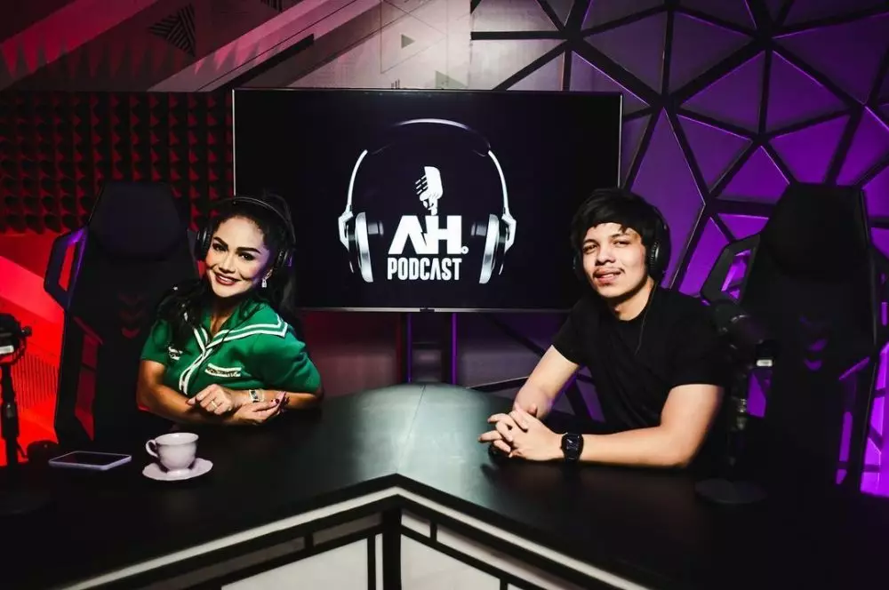 momen kedekatan atta dan krisdayanti © berbagai sumber momen kedekatan atta dan krisdayanti © berbagai sumber