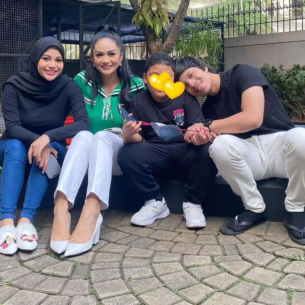 momen kedekatan atta dan krisdayanti © berbagai sumber momen kedekatan atta dan krisdayanti © berbagai sumber