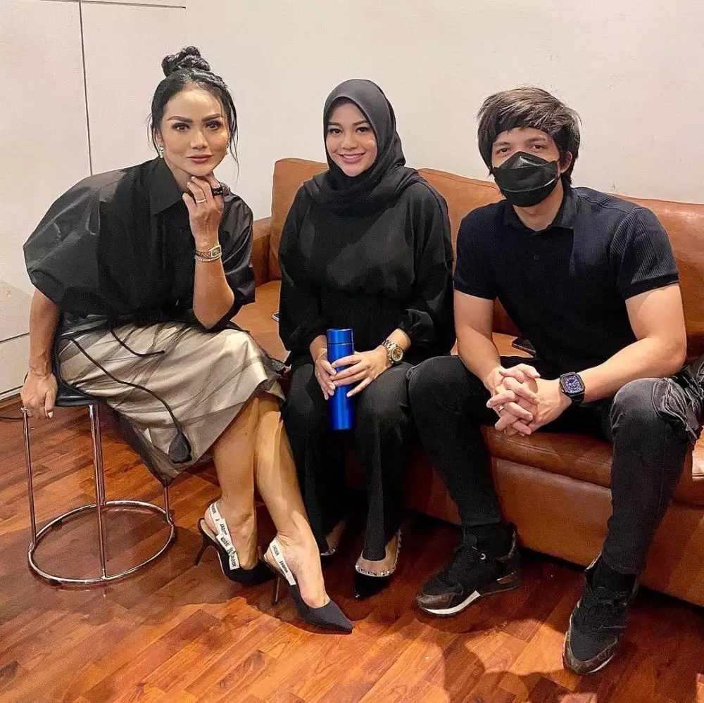 momen kedekatan atta dan krisdayanti © berbagai sumber momen kedekatan atta dan krisdayanti © berbagai sumber