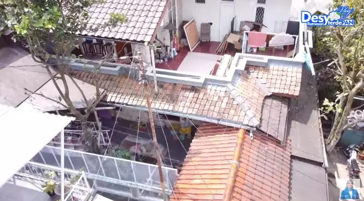 potret detail rumah masa kecil desy ratnasari © YouTube