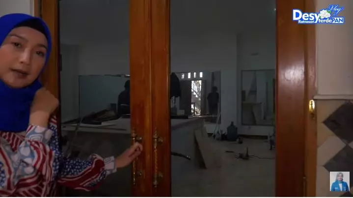 potret detail rumah masa kecil desy ratnasari © YouTube