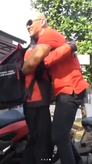 Deddy Corbuzier beri kurir HP dan motor Instagram
