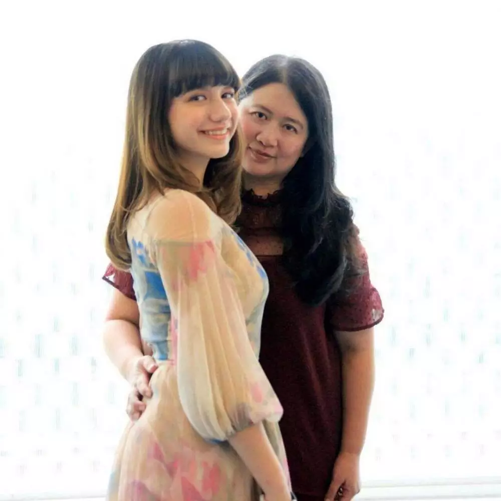 potret pesinetron cantik blasteran bareng ibu dari berbagai sumber potret pesinetron cantik blasteran bareng ibu dari berbagai sumber