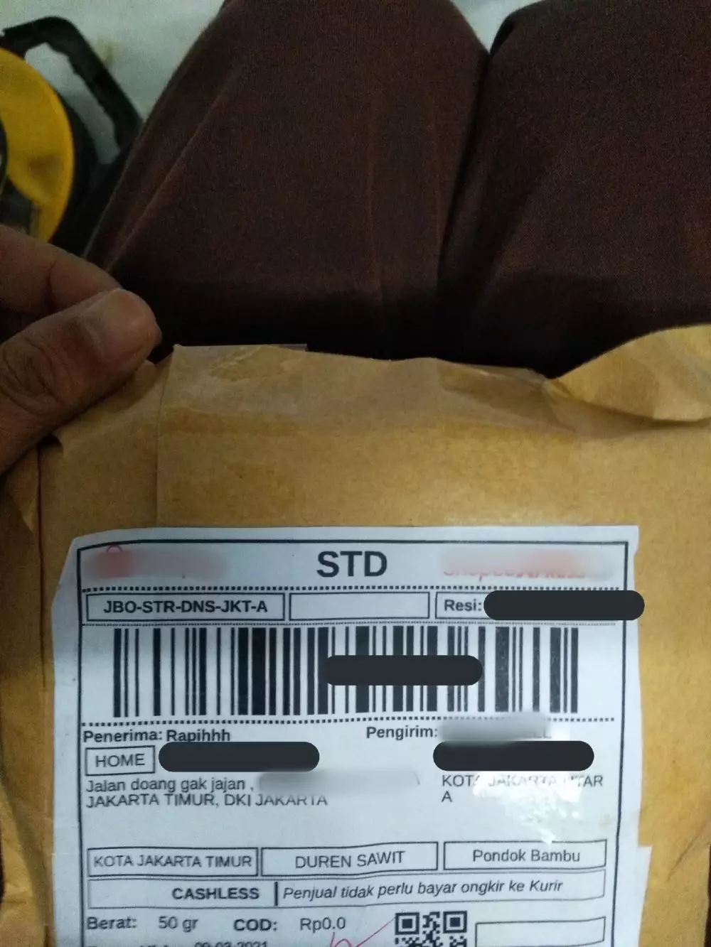 Curhat kocak di alamat paket © Twitter