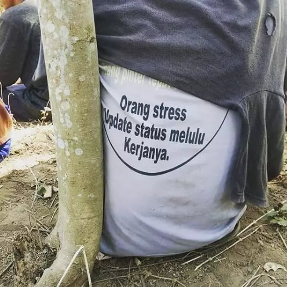 desain kaus bapak-bapak salah fokus © 2021 instagram.com