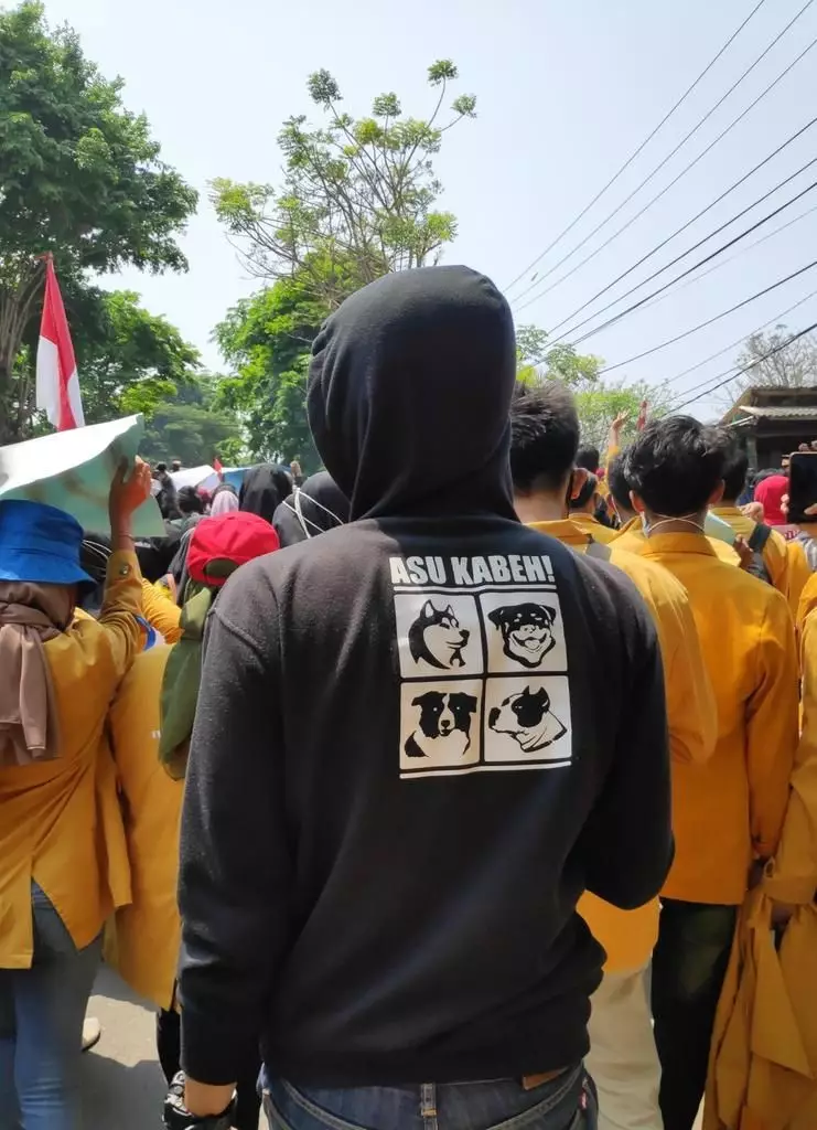 desain kaus bapak-bapak salah fokus © 2021 instagram.com