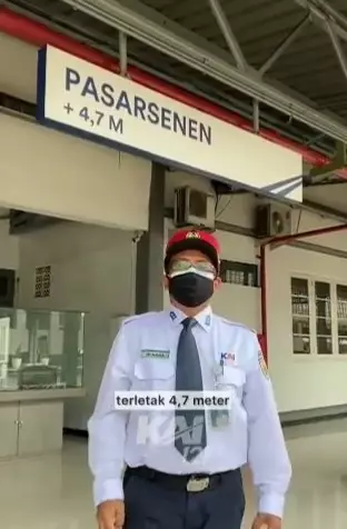 ini arti angka di bawah papan nama stasiun © Twitter/@KAI121