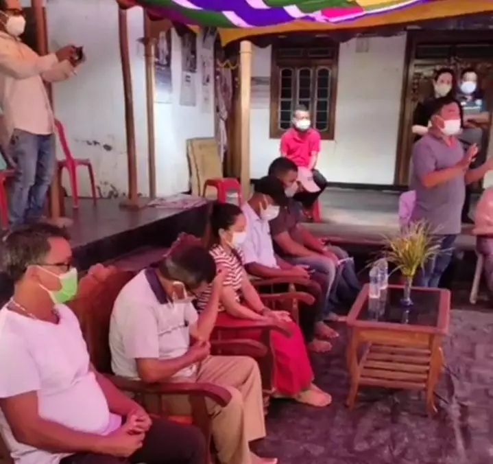 Atlet India memberikan hadiah untuk supir truk © Twitter