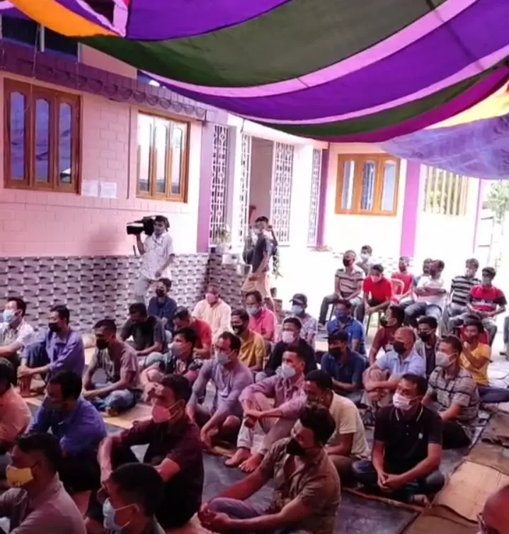 Atlet India memberikan hadiah untuk supir truk © Twitter