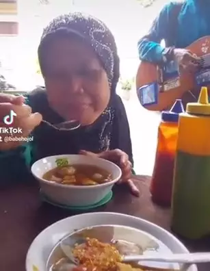 Momen driver ojek online Babeh Ary kencan dengan istri © Twitter/@babehojol