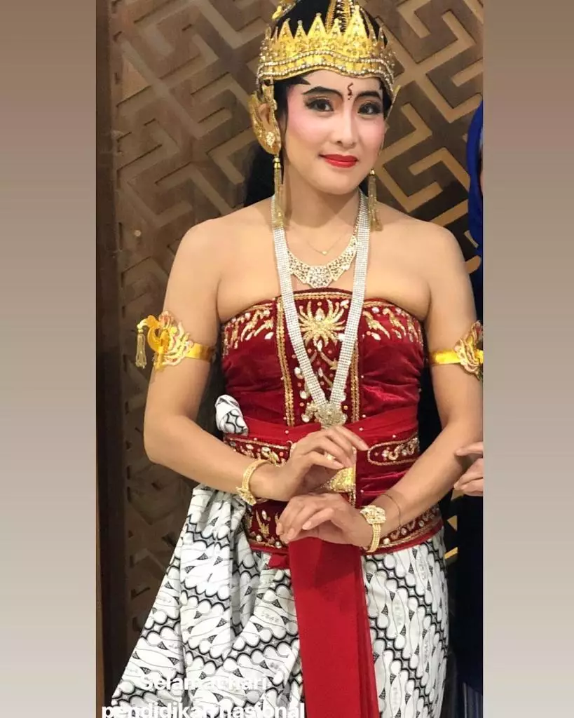 Olivia Zalianty bermakeup tebal © 2021 brilio.net Olivia Zalianty bermakeup tebal © 2021 brilio.net