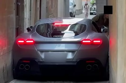 Momen Ferrari nyangkut di gang © Istimewa