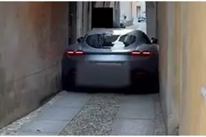 Momen apes Ferrari nyangkut di gang sempit ini bikin nangis