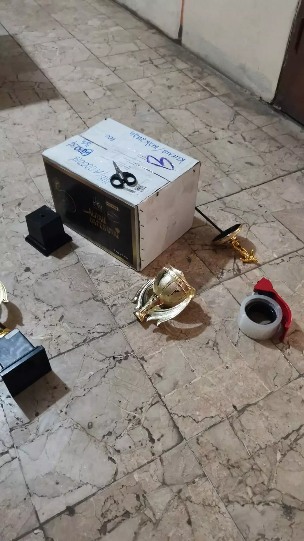 Paket piala isi ular © 2021 Twitter